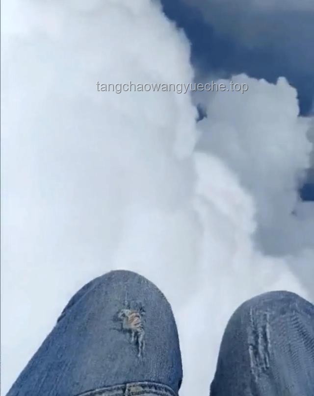 男子玩滑翔伞被吸至平流层的防范与应急指南